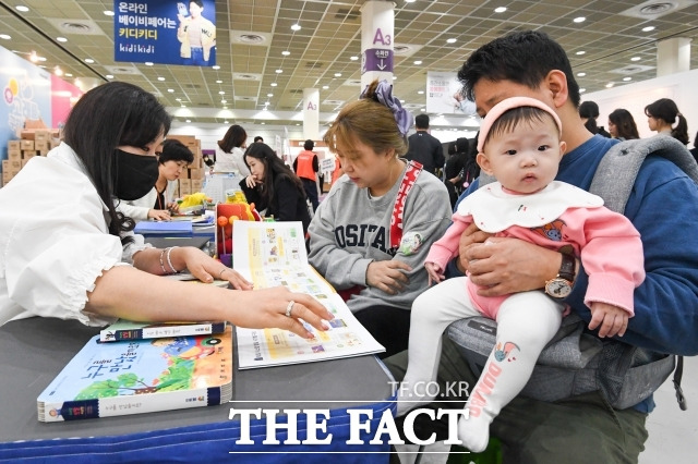 육아휴직 기간을 현행 부부합산 2년에서 3년(인당 1년→1.5년)으로 확대하는 내용 등이 담긴 '남녀고용평등과 일·가정 양립지원법' 개정안이 26일 국회 본회의를 통과했다. /장윤석 기자