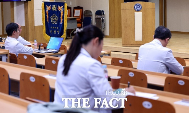 전공의들이 전문의 취득 대신 의원급 의료기관에서 페이닥터로 일하는 일반의가 크게 증가하고 비필수과인 성형외과, 정형외과, 피부과로 가장 많이 취업한 것으로 드러났다/더팩트 DB