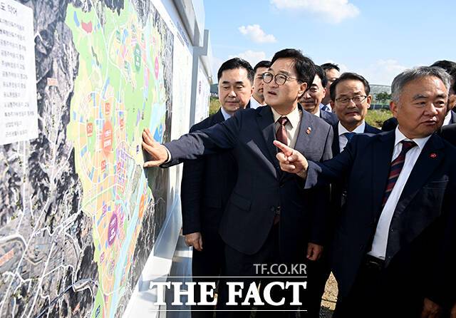우원식 국회의장(가운데)이 27일 오전 세종특별자치시 국회세종의사당 건립 예정 부지를 방문해 관련 지도를 확인하고 있다. /세종=배정한 기자