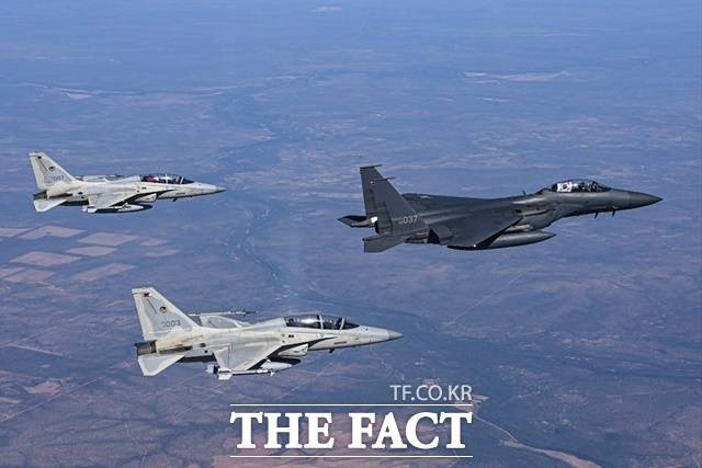 피치블랙 훈련에 참가한 한국 공군 F-15K와 필리핀 공군 FA-50PH가 지난달 31일 호주 다윈기지 상공에서 우정비행을 하는 모습. /KAI