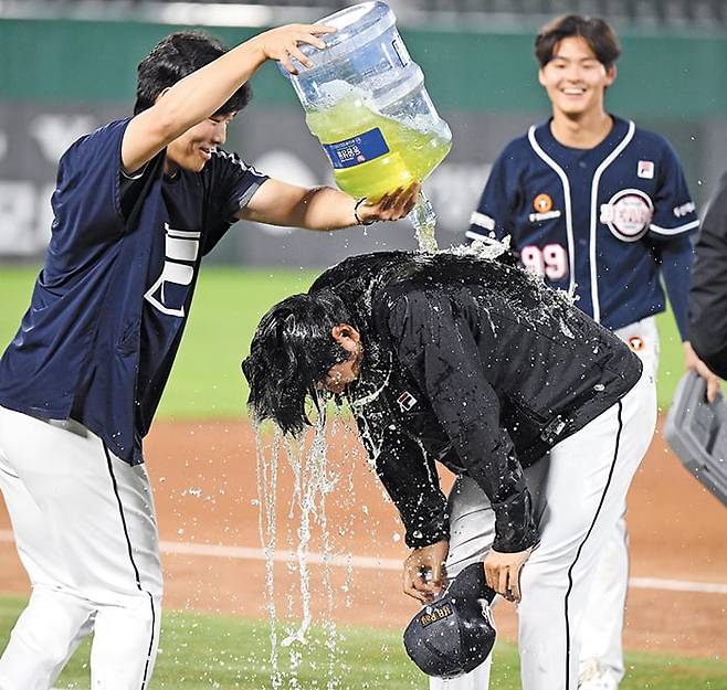 26일 롯데전에서 두산 투수 곽빈이 15승을 달성하자 최원준이 음료 세례를 퍼붓고 있다. /정재근 스포츠조선 기자