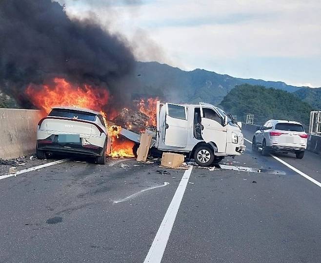 27일 오후 4시29분께 경남 산청군 산청면 내리 통영대전고속도로 통영 방면 산청 휴게소 부근에서 4중 추돌사고가 발생해 EV6 전기차에서 불이나 소방대원들이 진화작업을 벌이고 있다.ⓒ산청군