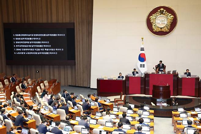 우원식 국회의장이 26일 오후 서울 여의도 국회에서 열린 제418회국회(정기회) 제9차 본회의에서 ‘방송4법·노란봉투법·민생회복지원금법’ 재표결을 마치고 부결을 선언하고 있다. 2024.9.26/뉴스1