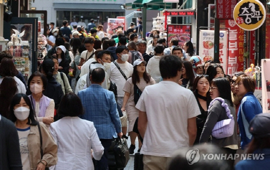 외국인 관광객으로 북적이는 서울 명동거리. 연합뉴스 자료사진