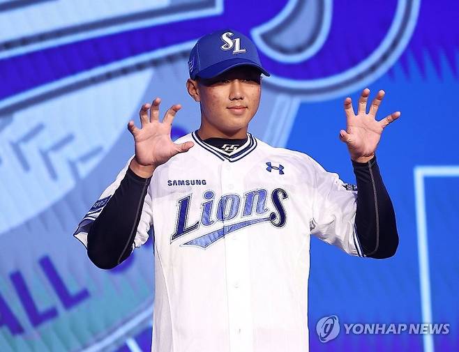 11일 오후 서울 송파구 롯데호텔 월드 크리스탈볼룸에서 열린 2025 KBO 신인 드래프트에서 삼성 라이온즈에 1라운드 3순위 지명을 받은 배찬승(대구고)이 기념촬영을 하고 있다. 연합뉴스