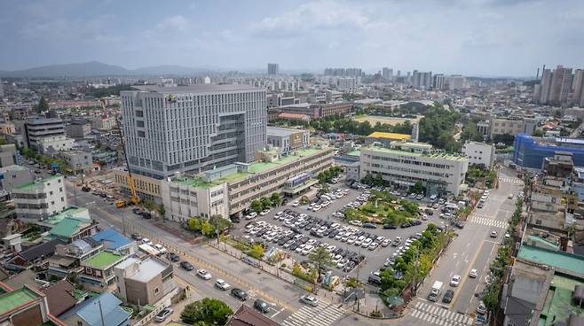 전북 익산시청 전경. 시청사 뒤에 신 청사가 지어졌다. 익산시 제공