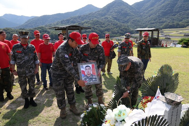 2024년 9월26일 오후 대전 유성구 국립대전현충원 내 해병대 고 채수근 상병 묘역에서 해병대예비역연대 회원들이 묘비 위에 전역 모자를 올려놓고 채 상병을 추모하고 있다. 이날 고 채 상병 동기들은 전역했다. 한겨레 김봉규 선임기자 bong9@hani.co.kr