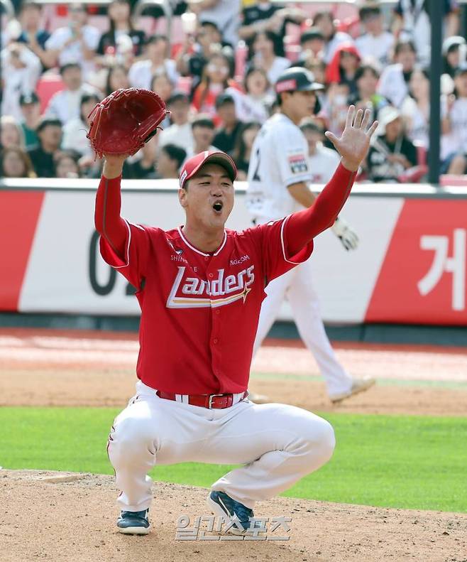 22일 오후 수원 KT위즈파크에서 열린 프로야구 SSG와 KT 경기. SSG 선발 김광현이 5회 말 KT 로하스를 상대로 피칭한 뒤 아쉬움을 표시하고 있다. 수원=정시종 기자 capa@edaily.co.kr /2024.09.22.