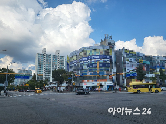 26일 경기도 고양시 일산서구 일산동 학원가. 뒤로 보이는 아파트는 후곡마을4단지. [사진=이수현 기자]