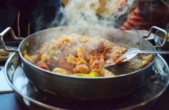 경찰이 강원도 속초 지역에서 여러 음식점에 전화를 해 식중독 등을 핑계로 음식값 환불과 병원비를 요구한 남성을 추적 중이다. 본 기사와 무관한 이미지. [사진=픽사베이]