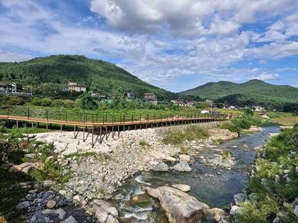 울산광역시 울주군이 작괘천 하천변에 조성한 보행로. [사진=울산광역시 울주군]