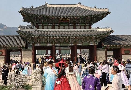 추석을 앞둔 주말 경복궁을 찾은 외국인 관광객들과 시민들이 한복을 차려입었다.