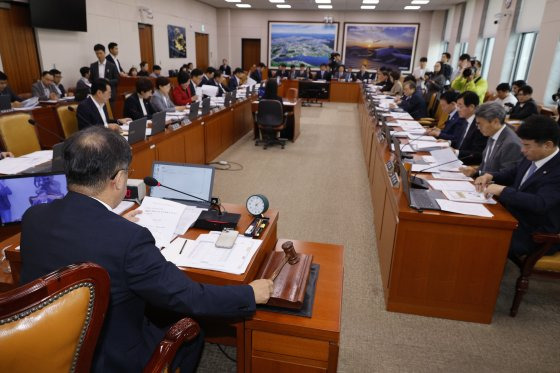 맹성규 국회 국토교통위원회 위원장이 26일 서울 여의도 국회에서 열린 제418회국회(정기회) 제3차 전체회의에서 의사봉을 두드리고 있다