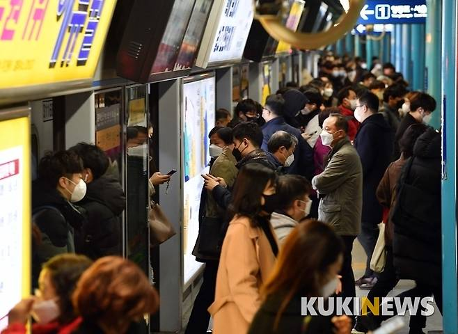 시민들이 지하철에 탑승하고 있다. 사진=곽경근 대기자