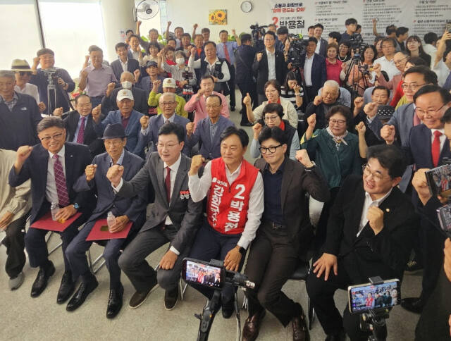 한동훈 국민의힘 대표가 27일 인천 강화군수 보궐선거에 출마한 박용철 전 시의원의 선거대책위원회 발대식을 찾아 지지자들과 화이팅을 하고 있다. 독자 제공