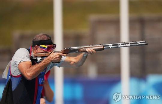 2024 파리 올림픽에서 40년 만에 트랩 경기에 출전한 베네수엘라 레오넬 마르티네스의 사격 모습.
[로이터=연합뉴스]