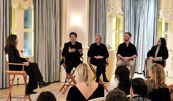 지난 25일(현지시간) 미국 뉴욕에서 열린 '뉴욕 기후 주간'에서 패널 토론에 참여한 이상엽 현대제네시스글로벌디자인담당 부사장(왼쪽 둘째)이 유명 예술 대학인 로드아일랜드디자인스쿨(RISD)과의 파트너십 프로그램을 소개하고 디자인 방향성을 발표하고 있다.  현대자동차그룹