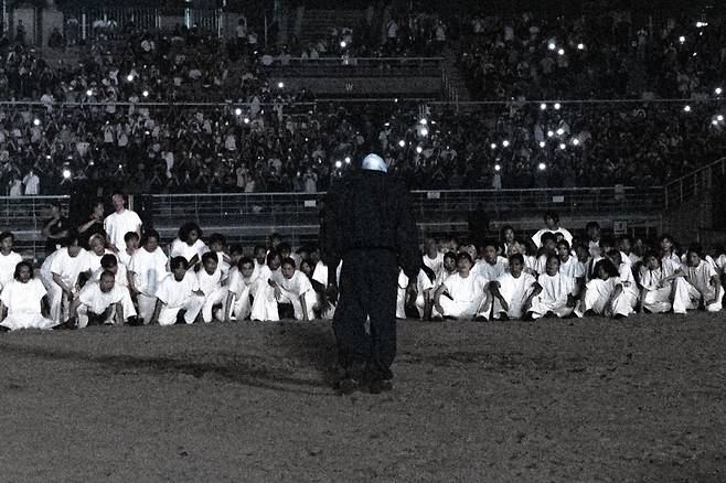 지난 23일 경기 고양 고양종합운동장에서 펼쳐진 카녜이(칸예) 웨스트 '예 x 타이 달라 사인 벌처스 리스닝 익스피리언스(Ye x Ty Dolla Sign Vultures Listening Experience)' 현장. 웅장한 무대 연출과 예상하지 못한 77곡 라이브 메들리로 힙합 팬들에게 깊은 인상을 남겼다./사진=뉴시스