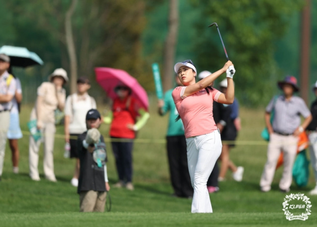 윤이나의 KLPGA 투어 하나금융그룹 챔피언십 1라운드 경기 모습. /사진= KLPGA