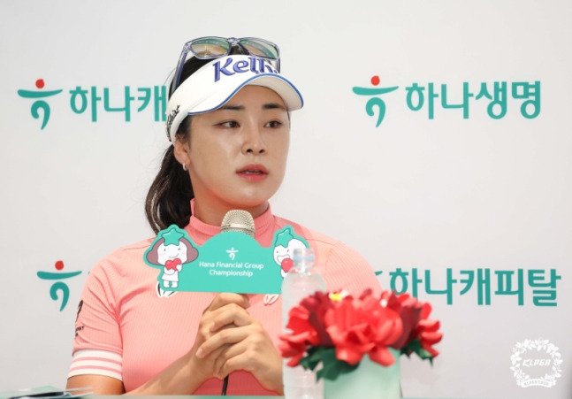 윤이나가 KLPGA 투어 하나금융그룹 챔피언십 1라운드 후 기자회견을 하고 있다. /사진= KLPGA