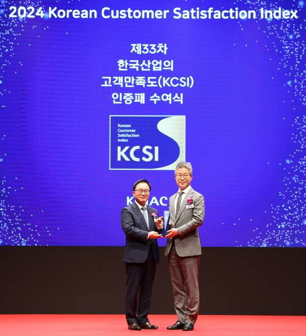 롯데렌터카가 제33차 한국산업의 고객만족도(KCSI) 렌터카 부문에서 9년 연속 1위를 기록했다. 최진환(오른쪽) 롯데렌탈 대표이사 사장과 한수희 한국능률협회컨설팅(KMAC) 대표이사 사장이 26일 서울 중구 소재 서울신라호텔에서 기념촬영을 하고 있다. [롯데렌탈 제공]