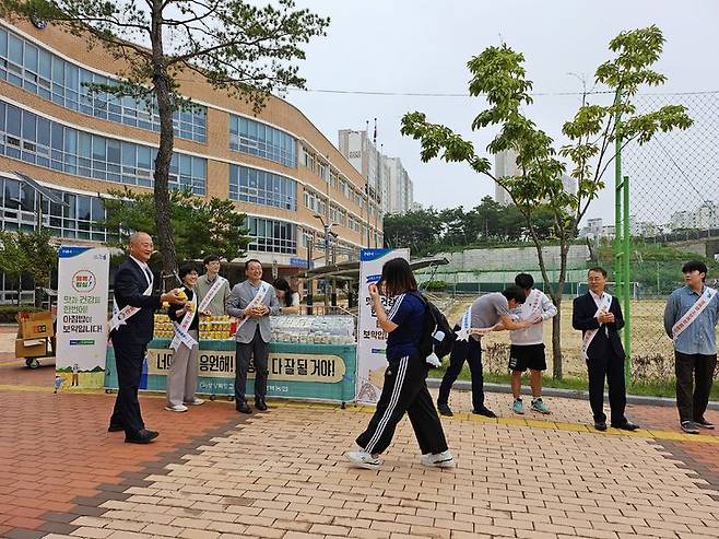 [안동=뉴시스] 경북교육청과 경북농협이 27일 예천 경북일고등학교에서 '전통 백설기 나눔 및 아침밥 먹기 캠페인'을 벌이고 있다. (사진=경북교육청 제공) 2024.09.27 *재판매 및 DB 금지