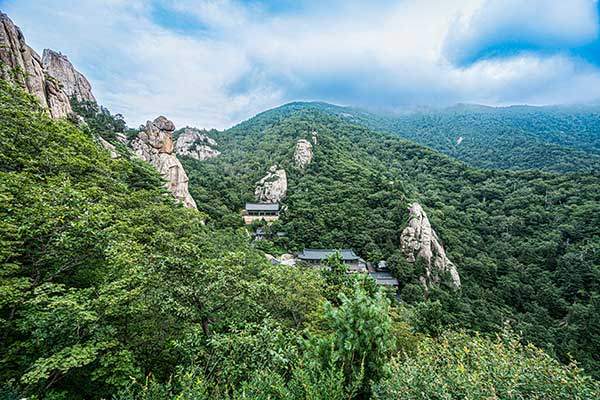 봉정암 5층석탑에서 본 봉정암의 전경.