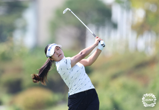 홍현지가 KLPGA 투어 하나금융그룹 챔피언십 2라운드 3번 홀에서 샷을 하고 있다. 사진 제공=KLPGA