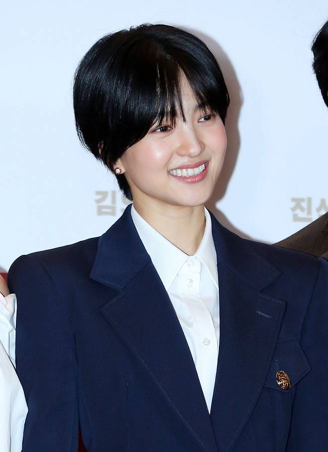 [서울=뉴시스] 김혜진 기자 = 배우 김태리가 5일 오후 서울 용산구 CGV용산아이파크몰에서 열린 영화 ‘외계+인’ 2부 VIP시사회에 참석해 포즈를 취하고 있다.  2024.01.05. jini@newsis.com