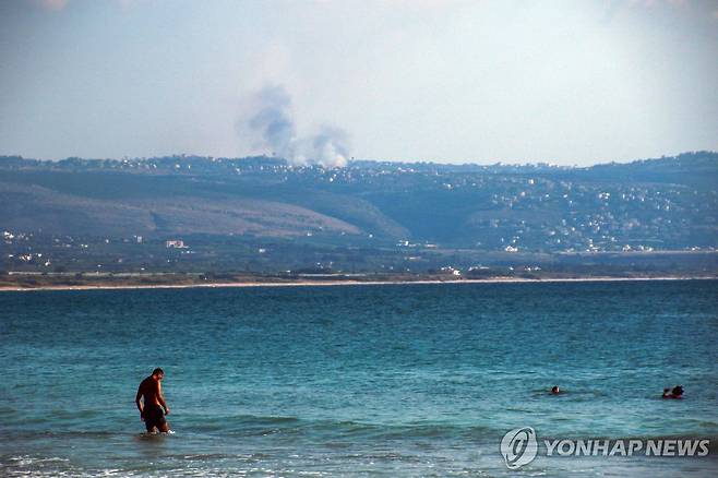 레바논 항구도시 티레 인근에서 이스라엘군의 폭격으로 연기가 치솟는 모습 [AFP 연합뉴스자료사진. 재판매 및 DB 금지]