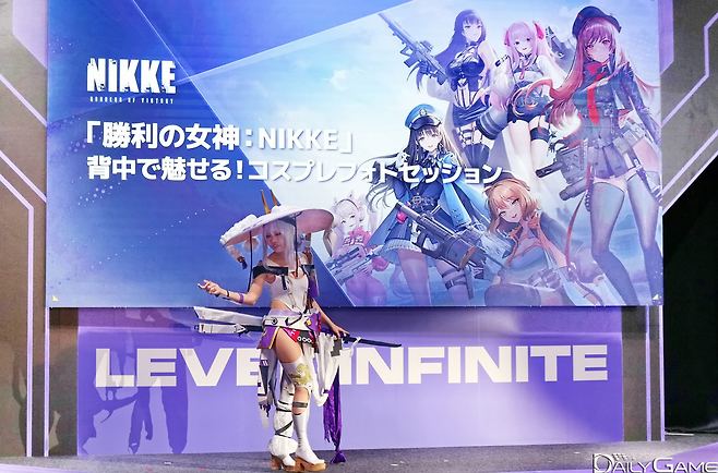 코스어가 포즈를 취할 때 방문객들의 감탄이 나타나기도 했다.