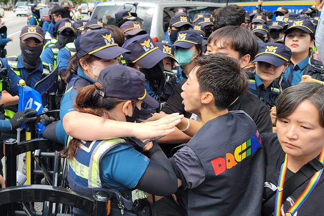 28일 ‘제16회 대구퀴어문화축제’의 본격적인 축제 시작에 앞서 주최 측과 경찰이 무대 설치 장소 등을 두고 대치하고 있다. (사진= 뉴시스)