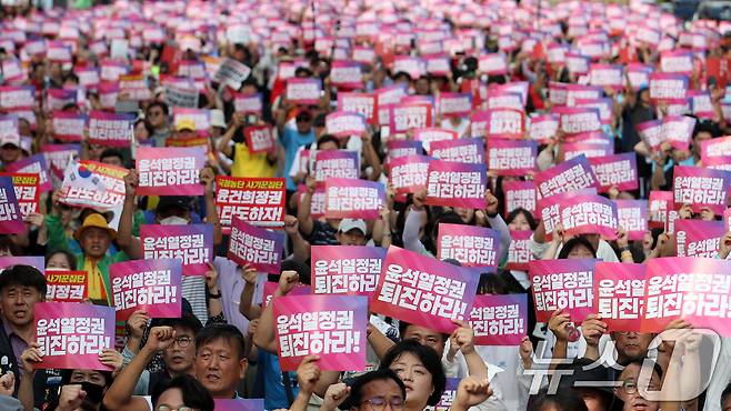 28일 오후 서울 중구 태평로에서 열린 전국민중행동 주최 '윤석열 정권 퇴진 전국동시다발 시국대회' 참가자들이 정권 퇴진을 촉구하는 구호를 외치고 있다. 2024.9.28/뉴스1 ⓒ News1 오대일 기자