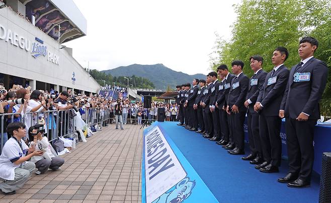 삼성이 28일 대구삼성라이온즈파크에서 열린 2024 KBO리그 LG전에서 루키스데이를 열었다. 2025 신인들이 팬들에게 인사하고 있다. 사진 | 삼성 라이온즈