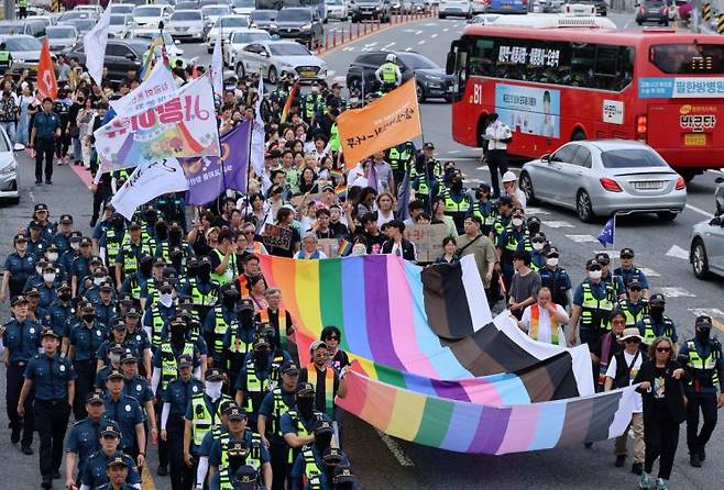 지난 7월 대전시 동구 소제동에서 열린 대전퀴어문화축제 '사랑이쥬, 우리 여기 있어' 행사를 마친 뒤 참석자들이 행진하고 있다. [이미지출처=연합뉴스]