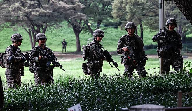 성일종 국회 국방위원장이 병력 자원 급감 위기를 극복하기 위해 퇴직한 5060세대를 군 경계병 등으로 다시 근무할 수 있도록 하는 법안을 내겠다고 밝혀 주목받고 있다. 사진은 지난달 20일 서울 송파구 올림픽공원 KSPO 돔에서 열린 2024 을지훈련 및 국가 중요 시설 합동 대테러 훈련에서 52사단 군인들이 인질 구조 훈련을 하는 모습.  /뉴시스