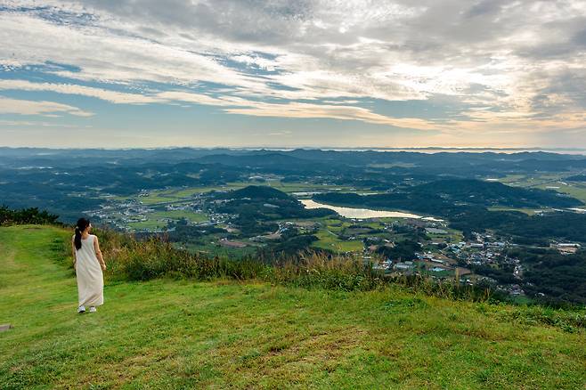 충남 홍성 백월산 정상에 서면 발 아래 가을 들녘과 서해를 품은 천수만이 한눈에 들어온다. 백월산 정상은 홍성에서 오서산과 함께 방향에 따라 일출과 일몰을 모두 볼 수 있는 전망대다. / 이건송 영상미디어 기자