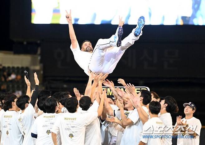 14일 잠실야구장에서 열린 KT와 두산의 경기, 더스틴 니퍼트의 은퇴식에서 니퍼트가 헹가레를 받고 있다. 잠실=허상욱 기자 wook@sportschosun.com/2024.09.14