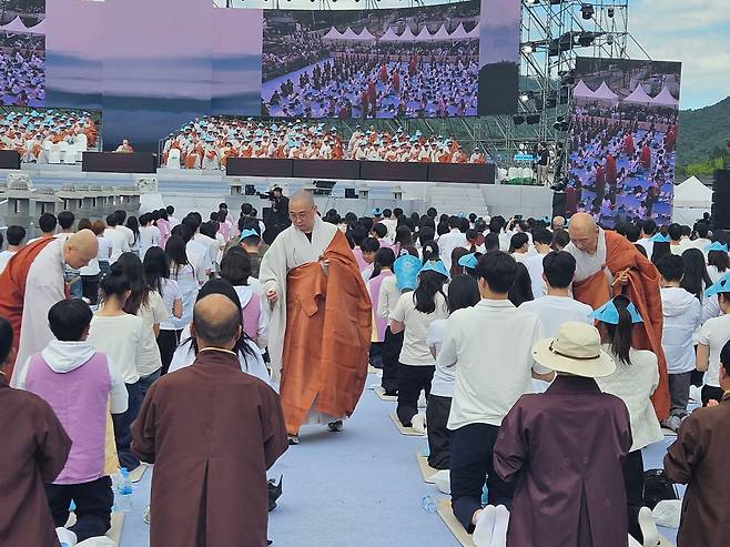 28일 서울 광화문광장에서 '선명상대회' 개막식에 앞서 '국민 5계 수계 법회'가 열려 스님들이 참석자들의 팔에 연비를 하고 있다. /김한수 기자