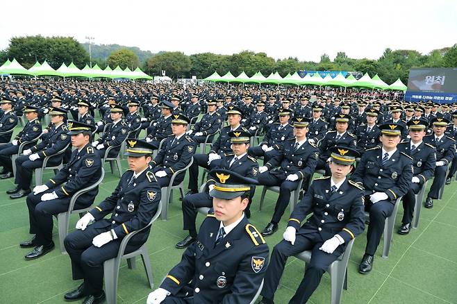 27일 충북 충주시 중앙경찰학교 졸업식에서 정복을 입은 신임 경찰들이 자리에 앉아 있다. 경찰청 제공