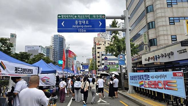 28일 오후 대구시 중구 달구벌대로 반월당네거리 앞 도로에서 제16회 대구퀴어문화축제 ‘꺾이지 않는 퍼레이드’가 열렸다. 김규현 기자