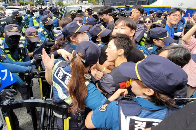 28일 대구 중구 반월당사거리 인근 달구벌대로에서 '제16회 대구퀴어문화축제' 시작을 앞두고 주최 측과 경찰이 집회 장소 범위를 두고 몸싸움을 벌이며 대치하고 있다. 뉴시스