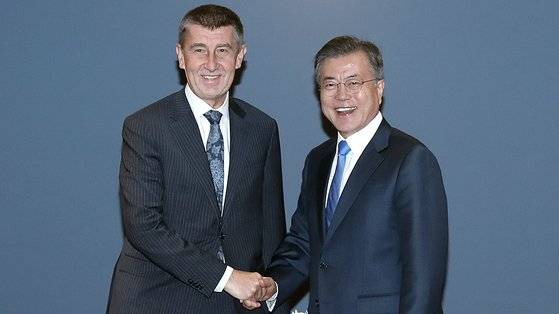 문재인 전 대통령이 2018년 11월 28일(현지시간) 체코 프라하 힐튼호텔에서 안드레이 바비쉬 당시 체코 총리와 회담에 앞서 악수하는 모습. 중앙포토