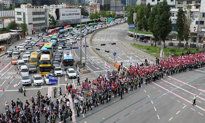 Protesters calling for President Yoon Suk Yeol's resignation march along a street near Seoul Station Saturday. (Yonhap)