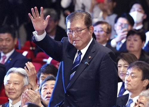 이시바 시게루 전 자민당 간사장이 27일 자민당 총재 선거에서 당선된 뒤 손을 들어 인사하고 있다. [교도 = 연합뉴스]