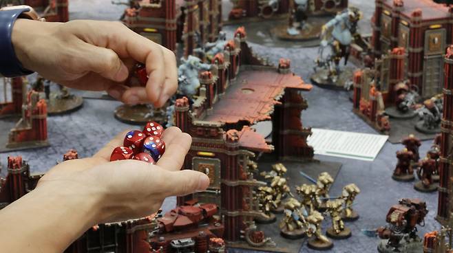 주사위를 정리중인 플레이어