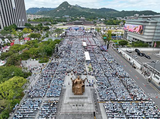 28일 오후 서울 광화문광장에서 열린 2024 불교도 대법회(2024 국제선명상대회)를 찾은 불교 신자들이 기도를 하고 있다. <연합뉴스>