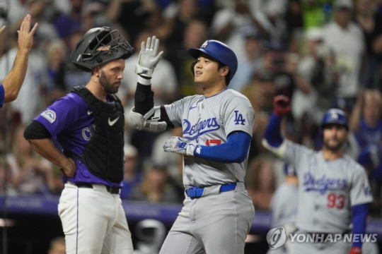 미국 메이저리그 LA다저스 소속 오타니 쇼헤이가 28일(한국시간) 미국 콜로라도주 덴버의 쿠어스필드에서 열린 콜로라도 로키스와의 MLB 방문 경기, 6회 홈런을 친 뒤 홈플레이트를 밟고 있다. 연합뉴스.