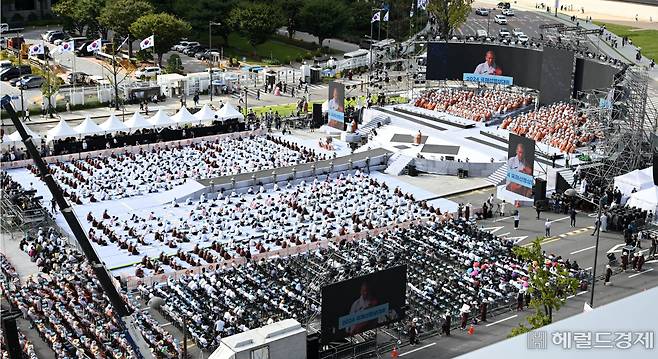 28일 오후 서울 종로구 광화문광장에서 열린 '2024 국제선명상대회(불교도대법회)'에서 불자들이 국민오계 수계법회에 참여하고 있다. 이상섭 기자