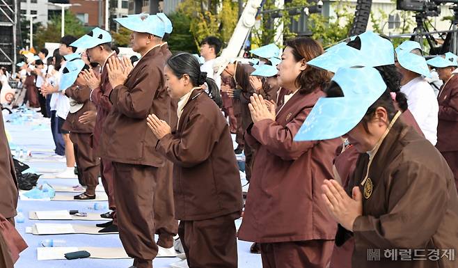 28일 오후 서울 종로구 광화문광장에서 열린 '2024 국제선명상대회(불교도대법회)'에서 불자들이 국민오계 수계법회에 참여하고 있다. 이상섭 기자